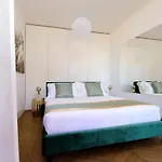 Luxury Domus 1 *